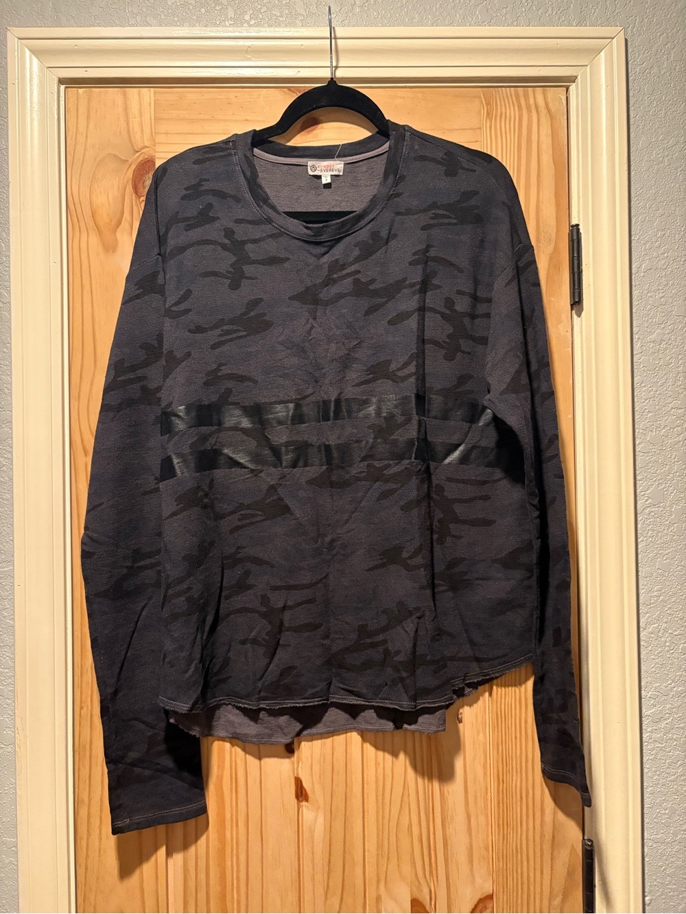 Sundry Evereve Dark Gray Camo Long-Sleeve Shirt size 2 Medium